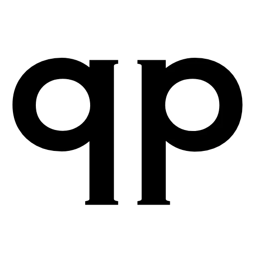 qp media logo i svart på hvit bakgrunn.