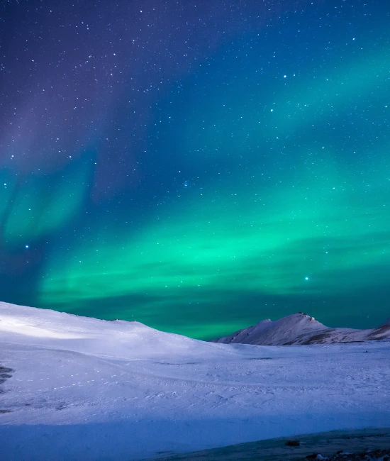 Nordlys over snødekte fjell, et symbol på lokal kultur og natur i Bodø.